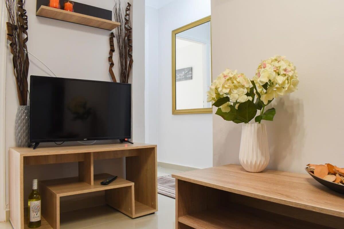 Comfy Central Square Gem With Balcony Apartment Каламата Екстериор снимка