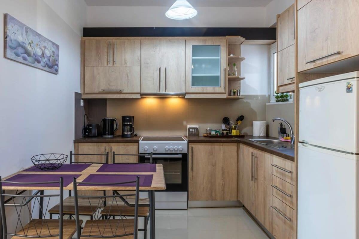 Comfy Central Square Gem With Balcony Apartment Каламата Екстериор снимка