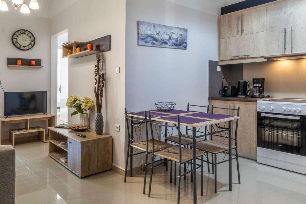 Comfy Central Square Gem With Balcony Apartment Каламата Екстериор снимка