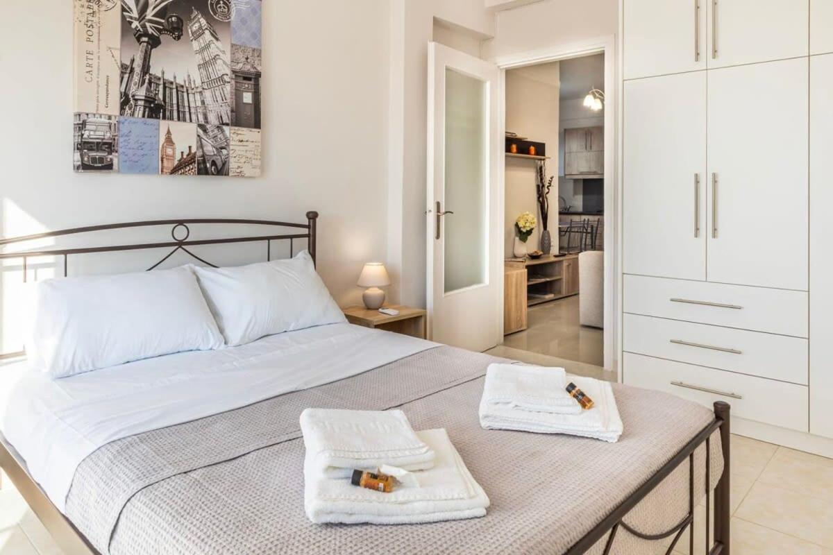 Comfy Central Square Gem With Balcony Apartment Каламата Екстериор снимка